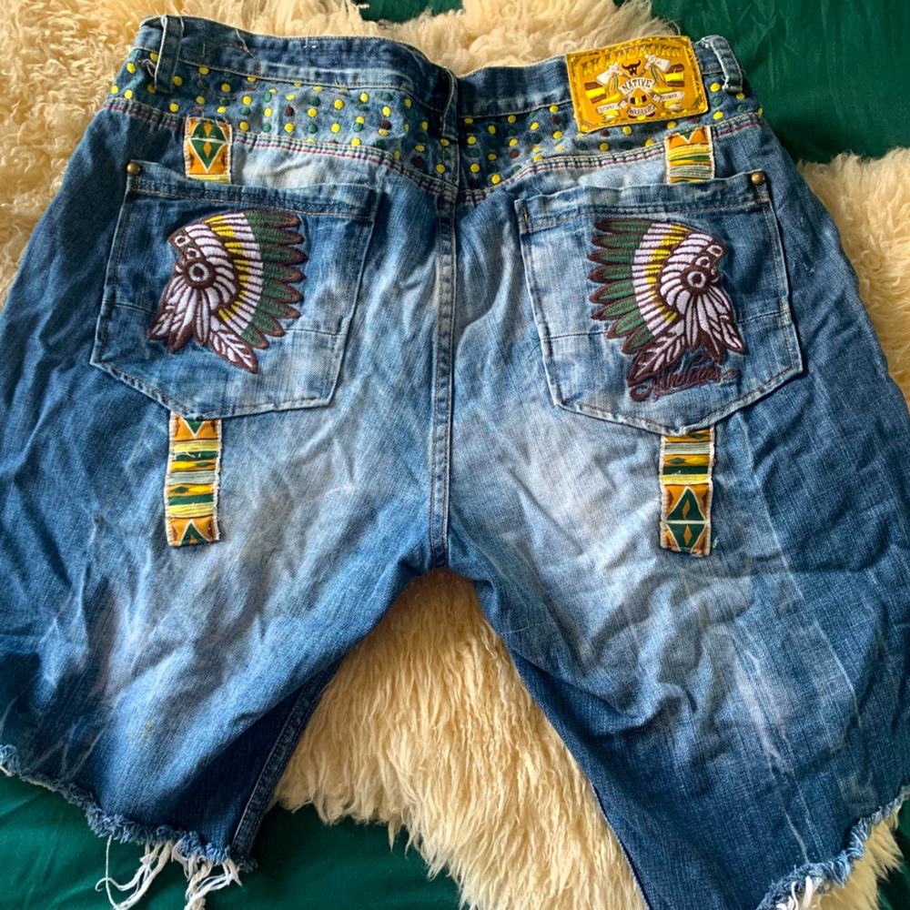 AKADEMIKS EMBROIDERED JEAN SHORTS